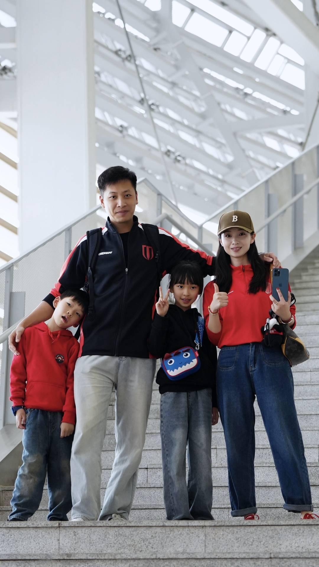 2026世界杯客户端安装-成都唯一全勤球迷：最初是老公带着看，全年看球开销超10万